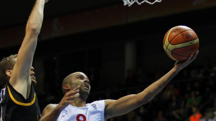 Tony Parker (r) enteilt Tim Ohlbrecht auf dem Weg zu zwei seiner insgesamt 32 Punkte. Tony Parker (r) enteilt Tim Ohlbrecht auf dem Weg zu zwei seiner insgesamt 32 Punkte.