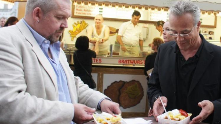 Dietmar Bär (l) und Klaus J. Behrendt lassen es sich schmecken. Dietmar Bär (l) und Klaus J. Behrendt lassen es sich schmecken.