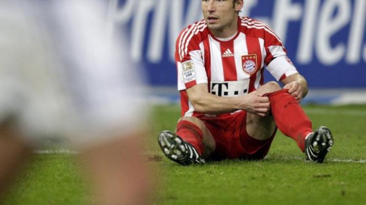 Bayern-Kapitän Mark van Bommel kann die Niederlage auf Schalke nicht fassen.