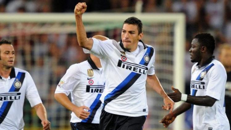 Lucio (M) von Inter Mailand feiert mit Teamkameraden seinen Treffer.