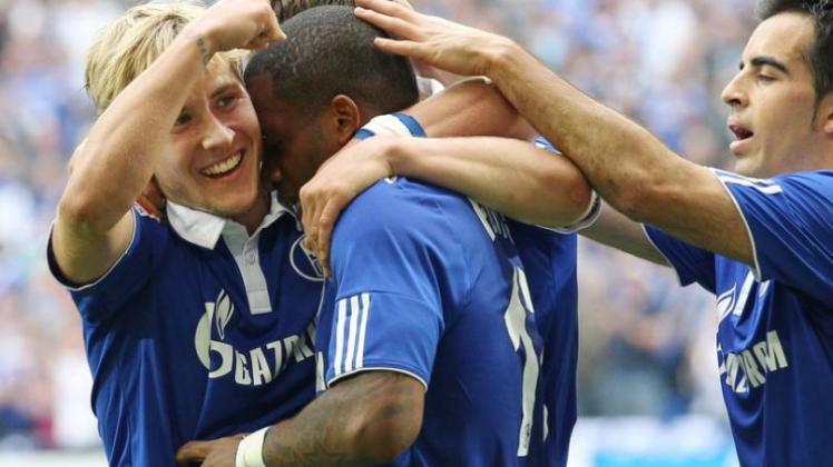 Schalkes Torschütze Lewis Holtby (l) feiert seinen Treffer zum 3:1 mit seinen Teamkollegen. Schalkes Torschütze Lewis Holtby (l) feiert seinen Treffer zum 3:1 mit seinen Teamkollegen.