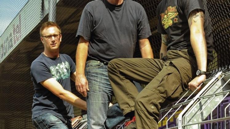 Angekommen in der Szene: die Fanprojekt-Mitarbeiter Marc Hülsmann, Detlef Strüben und Michael Aschmann beim Fototermin auf dem Zaun der Ostkurve. Angekommen in der Szene: die Fanprojekt-Mitarbeiter Marc Hülsmann, Detlef Strüben und Michael Aschmann beim Fototermin auf dem Zaun der Ostkurve.