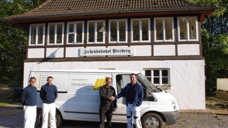 Das Stellwerk des Zechenbahnhofs Piesberg ist renoviert: Albert Merseburger (3.v.l.) dankt Malermeister Gerd Feldmann und zwei Mitarbeitern für ihre Arbeit im Rahmen der Ausbildung. 