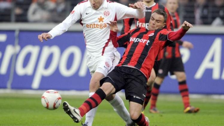 Der Mainzer Adam Szalai (l) behauptet sich gegen Frankfurts Aleksandar Vasoski.
