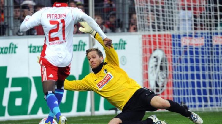 Freiburgs Keeper Oliver Baumann (r) rettet gegen Hamburgs Jonathan Pitroipa.