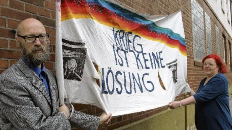 Gegen den Krieg demonstrieren seit zehn Jahren Monika Röseler und Nils Stickan. Am Donnerstag feiern sie im Café Mojo an der Augustenburger Straße. 