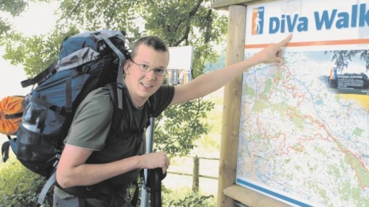 Start am DiVa-Walk-Rastplatz in Eielstädt: Mit zehn Kilo Gepäck auf dem Rücken und drei Litern Wasservorrat startete der 27-jährige Stefan Fütz zur Erwanderung des neuen Rund weges durch die Varus-Region. 