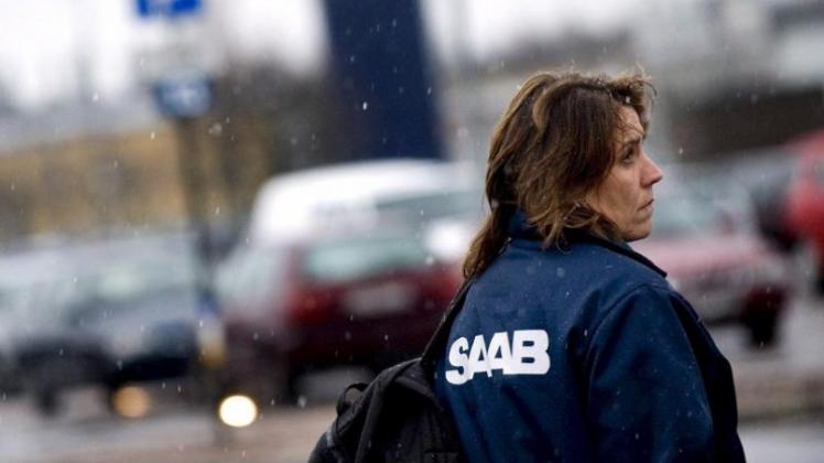 Eine Saab-Mitarbeiterin vor der Saab-Fabrik in Trollhättan. Erst kein Lohn und nun Gläubigerschutz. Die Stimmung bei Saab ist auf dem Tiefpunkt.