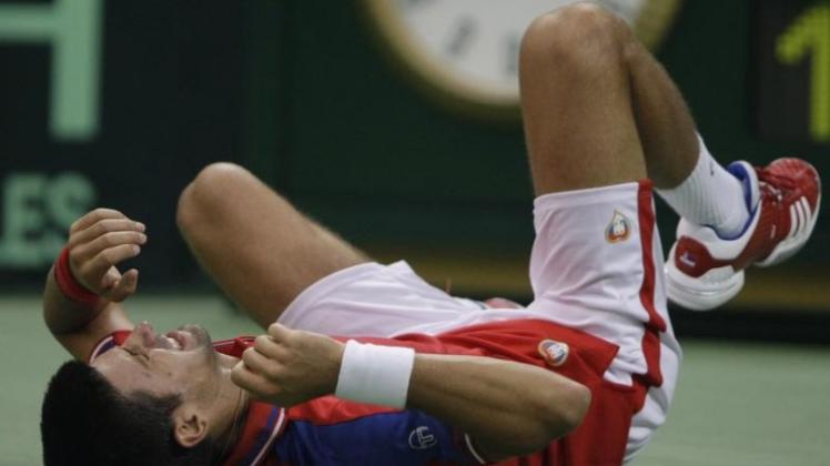 Novak Djokovic hat sich im Davis-Cup-Halbfinale an den Rippen verletzt.