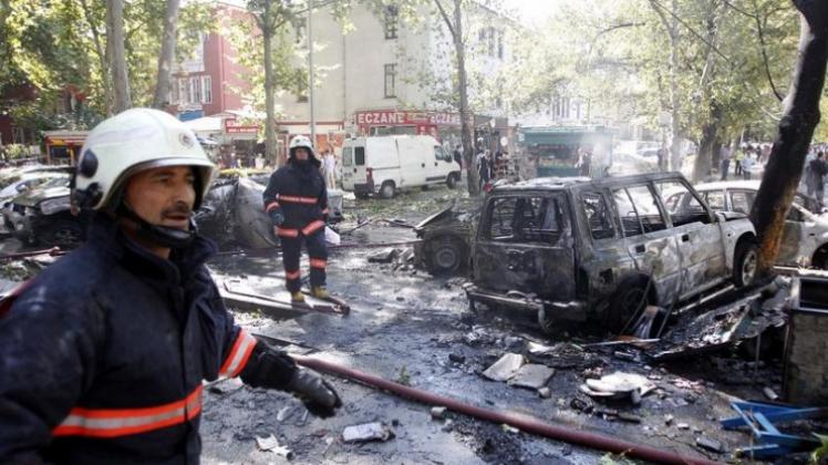Türkische Feuerwehrmänner bei Aufräumarbeiten: Die Explosion in der türkischen Hauptstadt ereignete sich in einem Kleinbus. Türkische Feuerwehrmänner bei Aufräumarbeiten: Die Explosion in der türkischen Hauptstadt ereignete sich in einem Kleinbus.