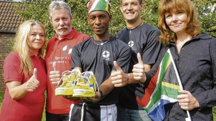 „Viel Glück beim Berlin-Marathon und für deine Pläne“, wünschen (von links) Zemira und Helmut Hörnschemeyer ihrem Gast Josia Mokgoadi ebenso wie Mark und Claudia Grace. „Viel Glück beim Berlin-Marathon und für deine Pläne“, wünschen (von links) Zemira und Helmut Hörnschemeyer ihrem Gast Josia Mokgoadi ebenso wie Mark und Claudia Grace.
