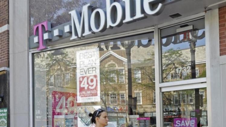 Nach dem US-Justizministerium hat nun auch der rivalisierende Mobilfunkanbieter Sprint Klage gegen den T-Mobile-Verkauf an AT&T eingereicht. Nach dem US-Justizministerium hat nun auch der rivalisierende Mobilfunkanbieter Sprint Klage gegen den T-Mobile-Verkauf an AT&T eingereicht.