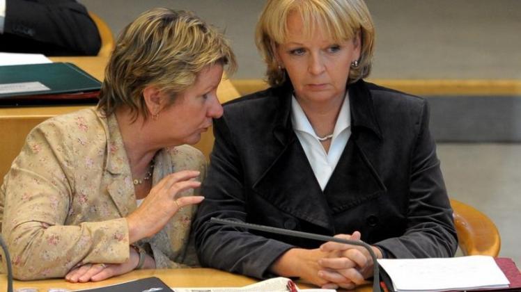 Ministerpräsidentin Hannelore Kraft (SPD, r) und Schulministerin Sylvia Löhrmann (Grüne) im Landtag. (Archivbild)