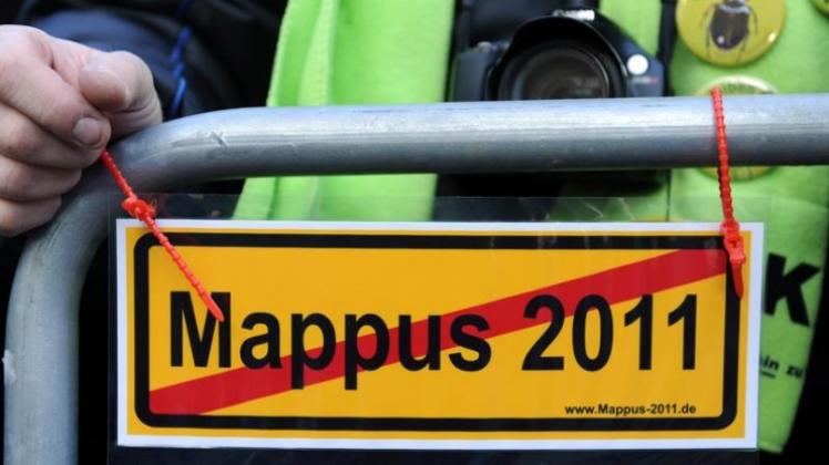 Ein Schild mit der durchgestrichenen Aufschrift "Mappus 2011" hängt am Samstag vor dem Hauptbahnhof in Stuttgart an einem Absperrgitter.