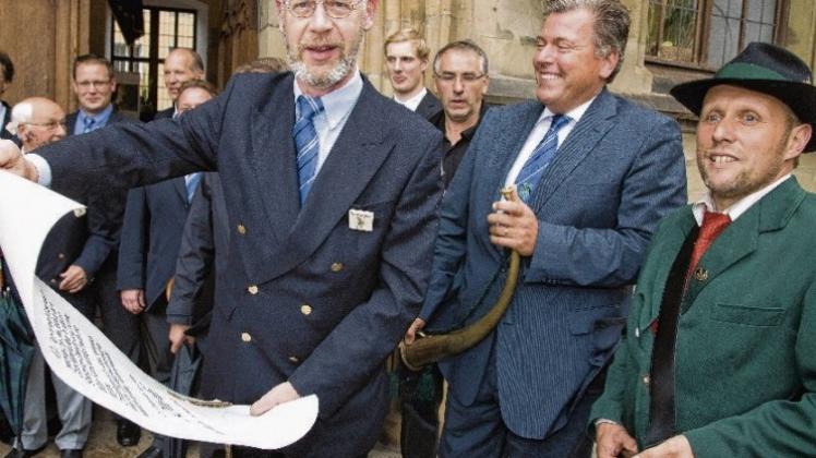 Eine Bekanntmachung von der Rathaustreppe: Frank Henrichvark trägt aus der Schriftrolle vor.Fotos: Michael Hehmann Eine Bekanntmachung von der Rathaustreppe: Frank Henrichvark trägt aus der Schriftrolle vor.Fotos: Michael Hehmann