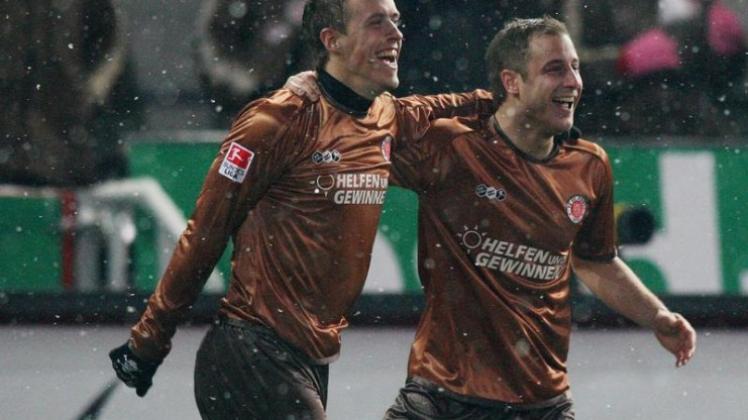 Die Hamburger Max Kruse (l) und Matthis Lehmann feiern den 1:0-Treffer. Die Hamburger Max Kruse (l) und Matthis Lehmann feiern den 1:0-Treffer.