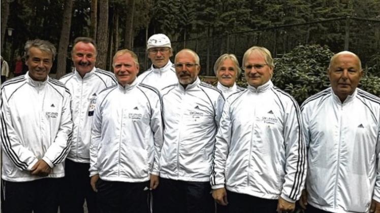 Um die Deutsche Meisterschaft kämpfen die Herren 55+ des LTV Grün-Weiß am Wochenende: Stepan Koudelka, Zenon Rode, Michael Gärthöffner, Lars Elvström, Guido Jacke, Josef Lüttmann, Bernd Lüttmann und Udo Schneidereit (von links). Um die Deutsche Meisterschaft kämpfen die Herren 55+ des LTV Grün-Weiß am Wochenende: Stepan Koudelka, Zenon Rode, Michael Gärthöffner, Lars Elvström, Guido Jacke, Josef Lüttmann, Bernd Lüttmann und Udo Schneidereit (von links).