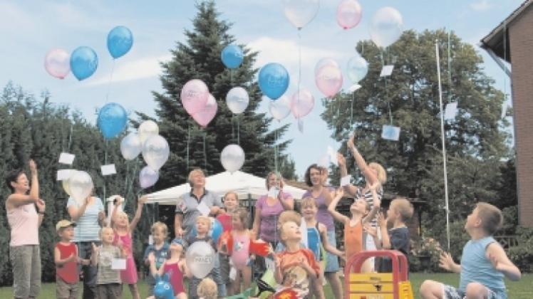 Mit großen Augen verfolgten die Kinder den Start der Luftballons, die ihre Namenskärtchen mit dem Wind nach Osnabrück trugen. 