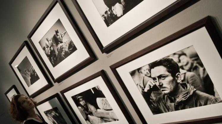 Fotografien von Robert Capa in der Ausstellung «Frontline - Die Macht der Bilder» im NRW Kulturforum in Düsseldorf.
