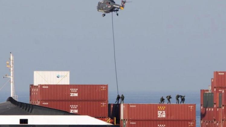 Niederländische Marinesoldaten befreien ein deutsches Containerschiff aus der Gewalt somalischer Piraten (Archivbild). Das ungelöste Piratenproblem bereitet den Reedern Sorgen. Niederländische Marinesoldaten befreien ein deutsches Containerschiff aus der Gewalt somalischer Piraten (Archivbild). Das ungelöste Piratenproblem bereitet den Reedern Sorgen.