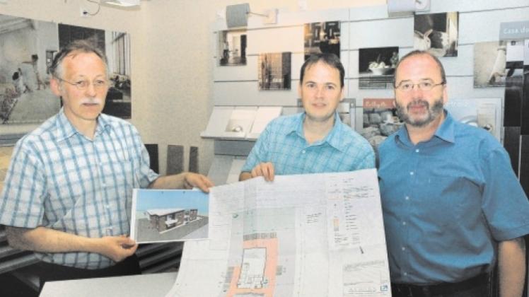 Die Pläne für den Neubau der Firma H. Witte stellten (von links) Architekt Wilhelm Albers, Prokurist Klaus Lüppens und Geschäftsführer Hermann Witte vor. 