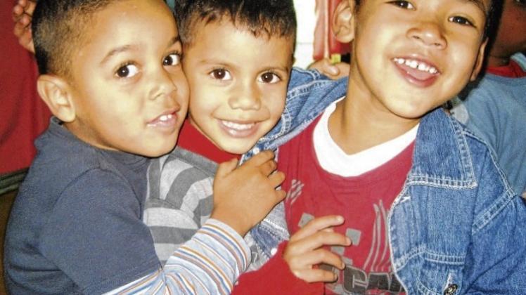 Gute Freunde kann niemand trennen. Glückliche Kinder in der Kindertagesstätte „O Semeador“ in São Paulo. 