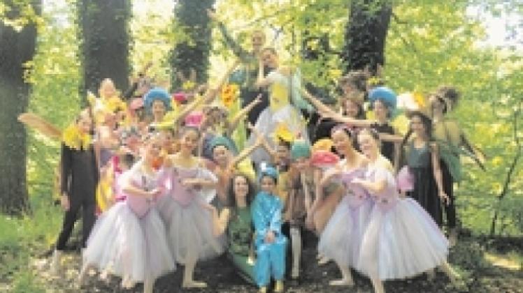 Elfenzauber im Nettetal: Das Tanzschulensemble präsentierte sich im lichten Frühlingsgrün. 