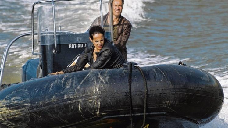 Dramatische Suche: Tom (Hannes Jaenicke) und Marie (Bettina Zimmermann) auf der Flucht vor ihren Verfolgern. Dramatische Suche: Tom (Hannes Jaenicke) und Marie (Bettina Zimmermann) auf der Flucht vor ihren Verfolgern.