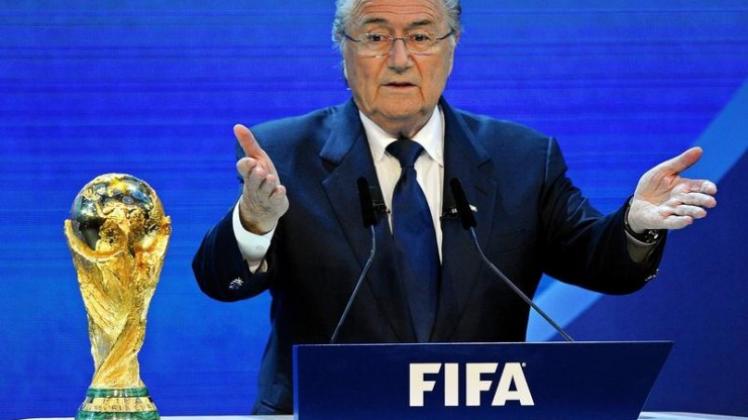 FIFA-Präsident Sepp Blatter erntet für die WM-Vergabe 2018 und 2022 herbe Kritik.