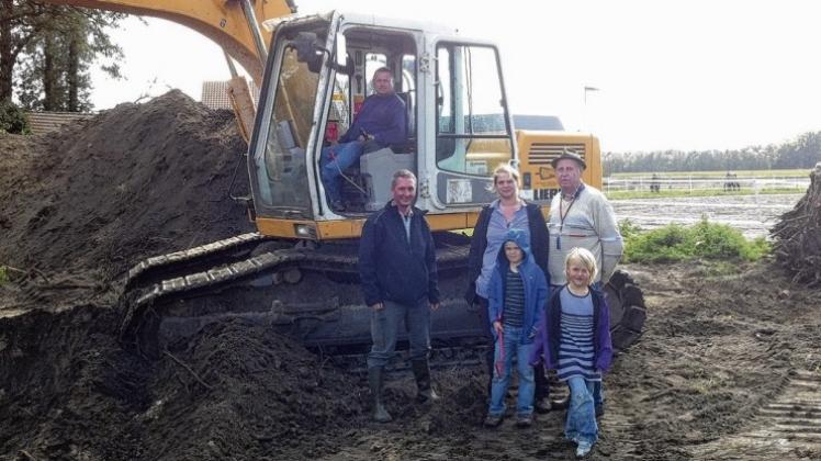 Ein Bild vom Bau der Teiche (vonlinks): Mitarbeiter der Firma Knappheide, Ralf Berkhan, Birgit Wordtmann, „Opa Franz“ mit seinen Enkeln. 