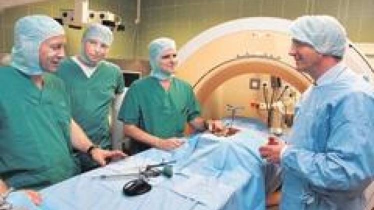 Dreidimensionale Bilder liefert das neue Röntgengerät den Wirbelsäulenchirurgen, das Prof. Michael Winking, Dr. Arnd Georg Hellwig und PD Dr. Johannes Schröder (von links) gestern Ministerpräsident Christian Wulff vorstellten.