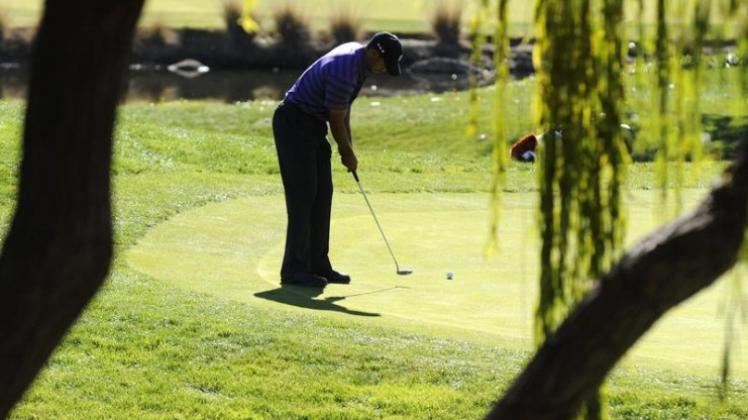 Tiger Woods beim Putten. Tiger Woods beim Putten.