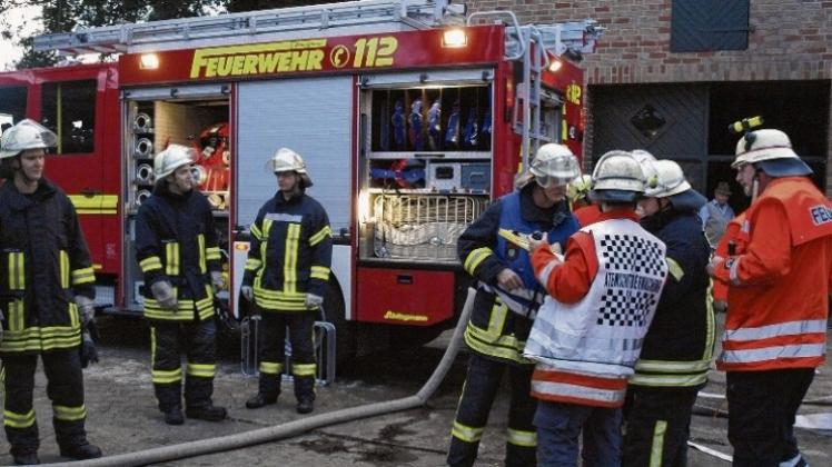 Zügig rüsteten sich die Einsatzkräfte beider Feuerwehren für die Menschenrettung aus.