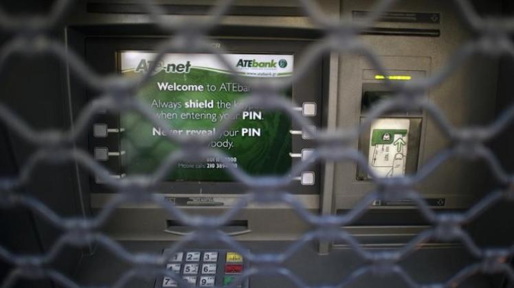 Ein geschlossener ATE-Bank Geldautomat in Athen: Der niederländische Notenbankchef Klaas Knot findet die Nachrichten aus Athen zuweilen nicht ermutigend.