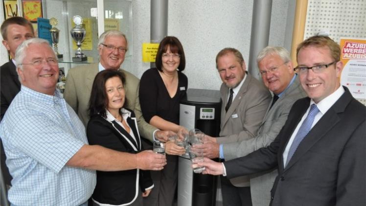 Nahmen den ersten Schluck:Uwe Bühning (Wasserverband), Schulleiter Hans-Peter Rehme, Hildegard Schwertmann-Nicolay, Helmut Wilker (Wasserverband), Sabine de Buhr-Deichsel, Rainer Ellermann und Ernst Mönter (Vertreter der drei Altkreisgemeinden) und der Erste Kreisrat Stefan Muhle. Nahmen den ersten Schluck:Uwe Bühning (Wasserverband), Schulleiter Hans-Peter Rehme, Hildegard Schwertmann-Nicolay, Helmut Wilker (Wasserverband), Sabine de Buhr-Deichsel, Rainer Ellermann und Ernst Mönter (Vertreter der drei Altkreisgemeinden) und der Erste Kreisrat Stefan Muhle.