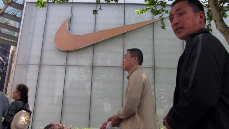 Nike-Store in Schanghai: Nike zeigt trotz der wirtschaftlich unsicheren Lage keine Schwächen. Sportschuhe, Kleidung und Geräte verkaufen sich blendend.