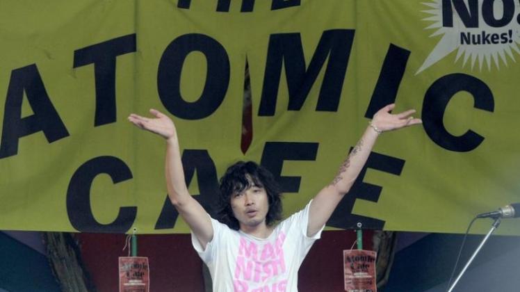Kazuyoshi Saito rockt gegen Atomkraft. Kazuyoshi Saito rockt gegen Atomkraft.