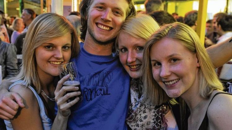 Gute Laune: Die jungen Leute in Osnabrück fühlen sich wohl in ihrer Heimat – und das liegt nicht nur an der Maiwoche, wo dieser Schnappschuss entstand, Gute Laune: Die jungen Leute in Osnabrück fühlen sich wohl in ihrer Heimat – und das liegt nicht nur an der Maiwoche, wo dieser Schnappschuss entstand,