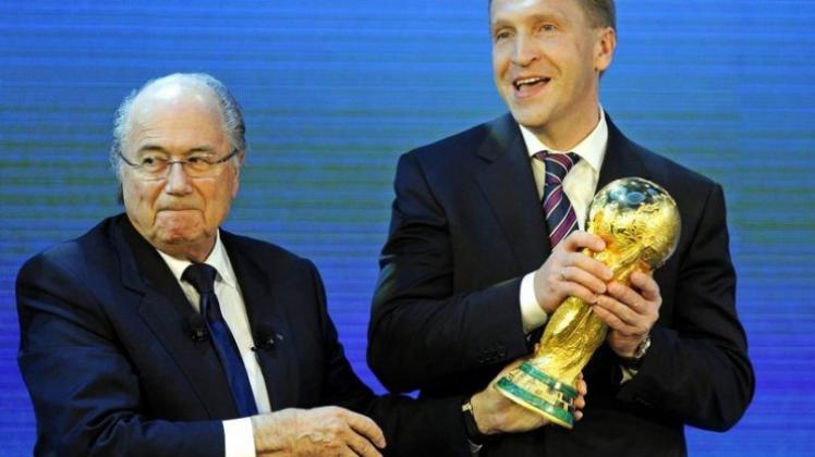 Russlands Vize-Regierungschef Igor Schuwalow (r) klaut Sepp Blatter den WM-Pokal. Russlands Vize-Regierungschef Igor Schuwalow (r) klaut Sepp Blatter den WM-Pokal.