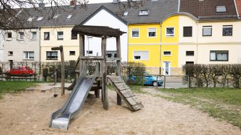Spielplatz am Ostbunker. Kinder haben in den Ferien Modelle für einen neuen Quartiersspielplatz an der Schützenstraße gebaut.  In der Stüveschule wurden die Modelle präsentiert. Foto: Michael Gründel