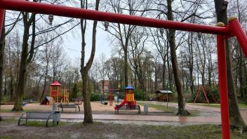 Metalldiebe schraubten die Ketten an der Schaukel auf dem Spielplatz im Fürstenauer Bürgerpark ab.