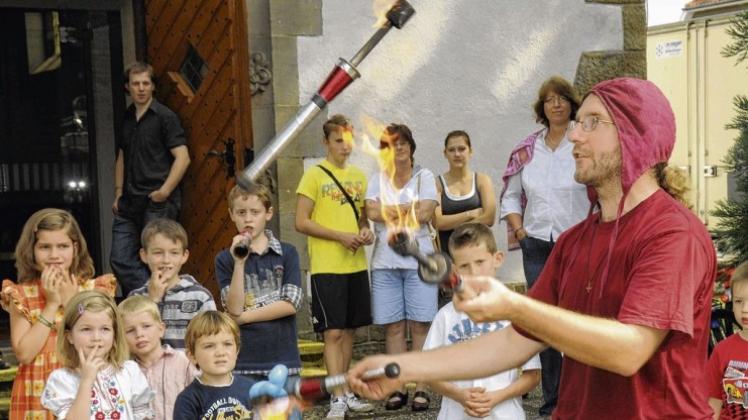 Gebannt verfolgten Kinder wie Erwachsene die „heißen“ Kunststückchen, die Jongleur Olaf to Ossenbrügge mit brennenden Fackeln beim Bonnus-Gemeindefest vorführte.