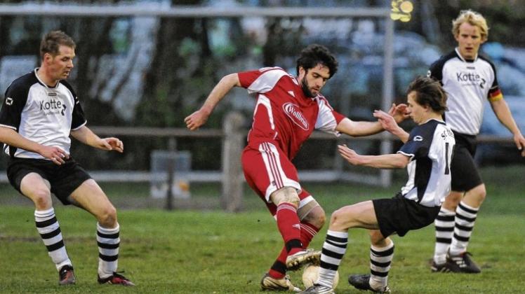 Mit Mann und Maus wollen sich die Riester wieder dem Favoriten aus Bersenbrück entgegenstemmen – wie hier im April 2011, als sich Dato Romanovi (in Rot) in der Riester Defensive festrannte. Archivfoto: Rolf Kamper Mit Mann und Maus wollen sich die Riester wieder dem Favoriten aus Bersenbrück entgegenstemmen – wie hier im April 2011, als sich Dato Romanovi (in Rot) in der Riester Defensive festrannte. Archivfoto: Rolf Kamper