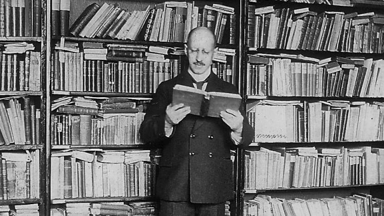 Begründete die moderne Sexualwissenschaft mit: Iwan Bloch 1917 in seiner Berliner Bibliothek.