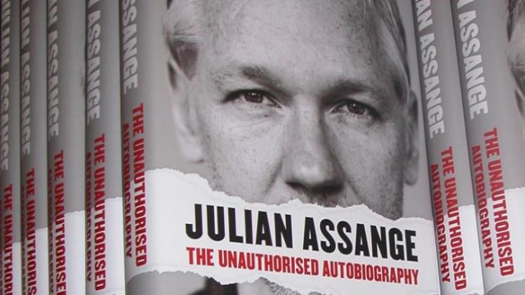 Autobiografie des Wikileaks-Gründers Julian Assange in einer Buchhandlung in London.