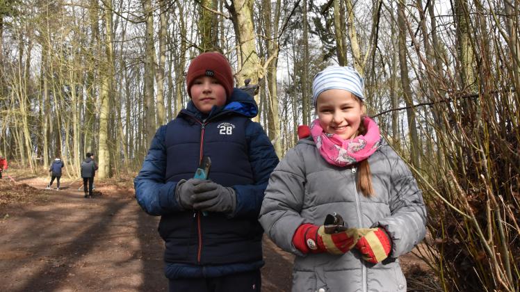 Kinder halfen beim Frühjahrsputz auf dem Judenberg. Dazu gehörten Mathilda Schwarz und Nicklas Gercke.