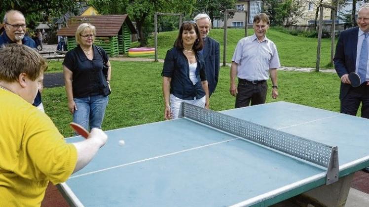 Gespräch an der Tischtennisplatte: Der niedersächsische SPD-Fraktionsvorsitzende Stefan Schostok (rechts) ließ sich von Schülern der Horst-Koesling-Schule zu einer kleinen Partie herausfordern. Gespräch an der Tischtennisplatte: Der niedersächsische SPD-Fraktionsvorsitzende Stefan Schostok (rechts) ließ sich von Schülern der Horst-Koesling-Schule zu einer kleinen Partie herausfordern.