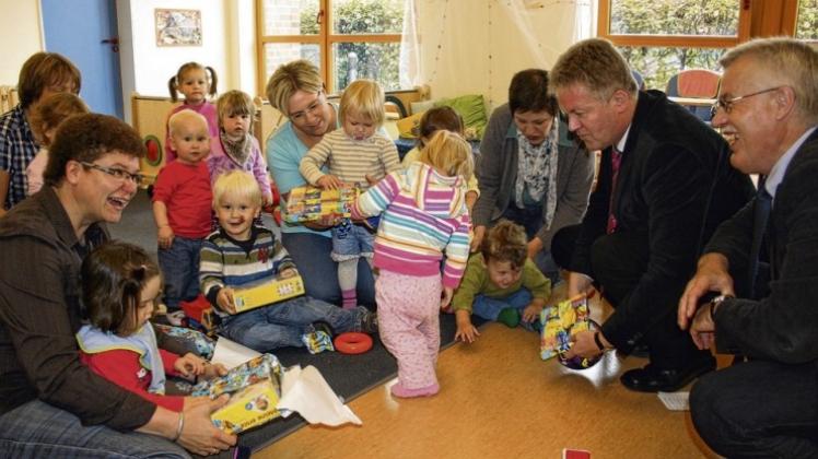Über die kleinen Wirbelwinde freuten sich (vorne, von links): Kindergartenleiterin Renate Erfurt, Bürgermeister Bernhard Overberg und sein Vertreter Ernst Müller. Über die kleinen Wirbelwinde freuten sich (vorne, von links): Kindergartenleiterin Renate Erfurt, Bürgermeister Bernhard Overberg und sein Vertreter Ernst Müller.