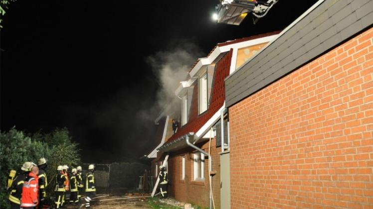 Um drei Uhr morgens im Einsatz: Die Ortsfeuerwehr Spelle. Um drei Uhr morgens im Einsatz: Die Ortsfeuerwehr Spelle.