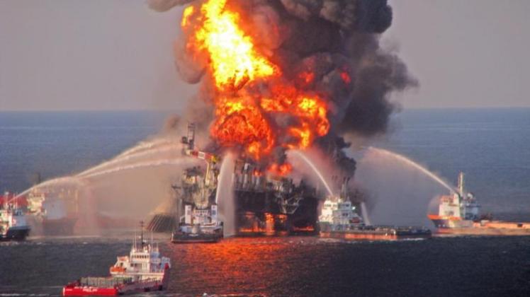Eine Aufnahme der US Coast Guard zeigt die brennende Ölplattform "Deepwater Horizon" im Golf von Mexiko (Archivfoto vom 21.04.2010).